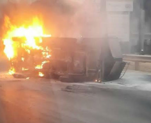 Đấu đầu taxi, xe tải bốc cháy dữ dội trên cao tốc Thăng Long